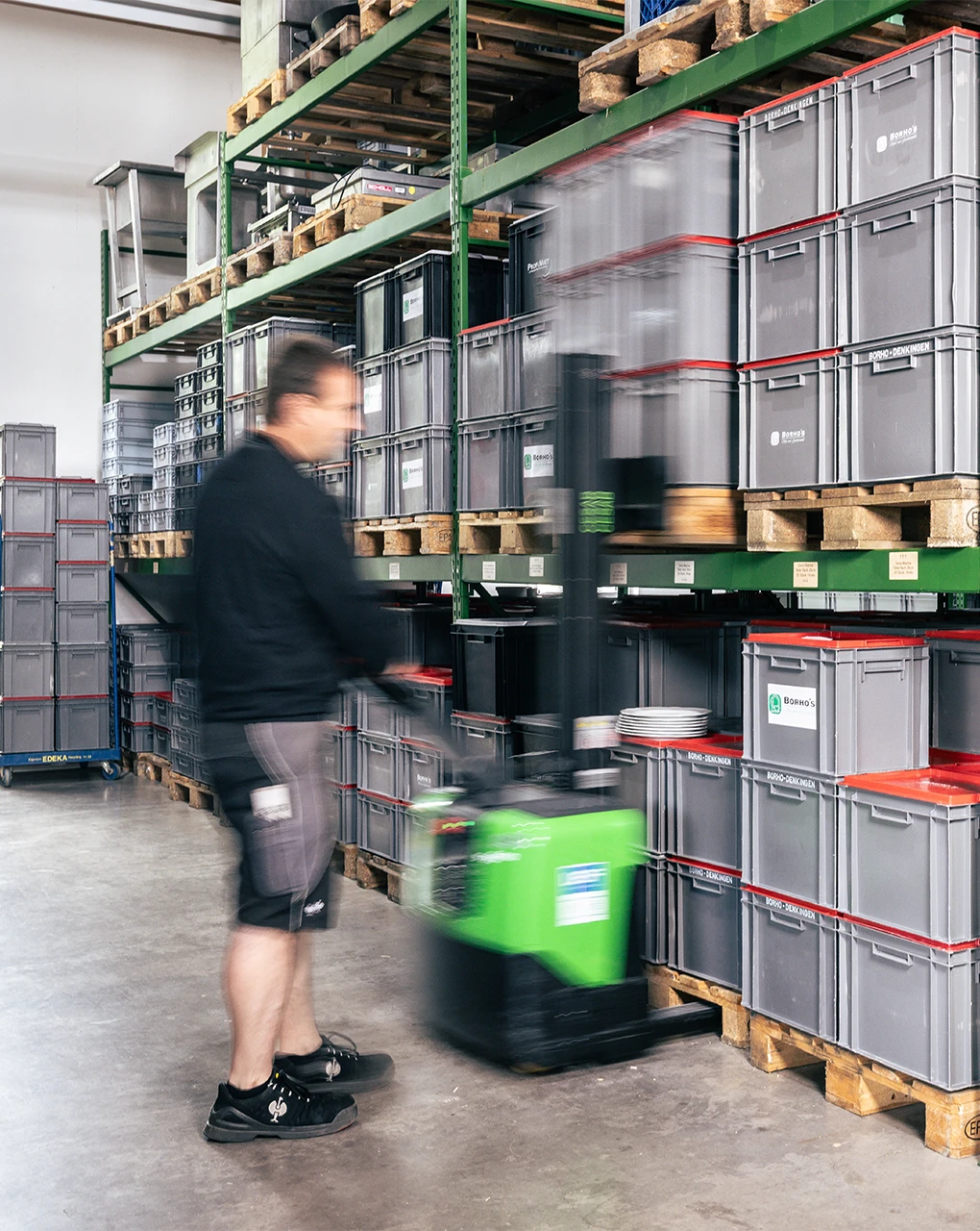 Große Auswahl an Geschirr zum Verleih in unserem Lager