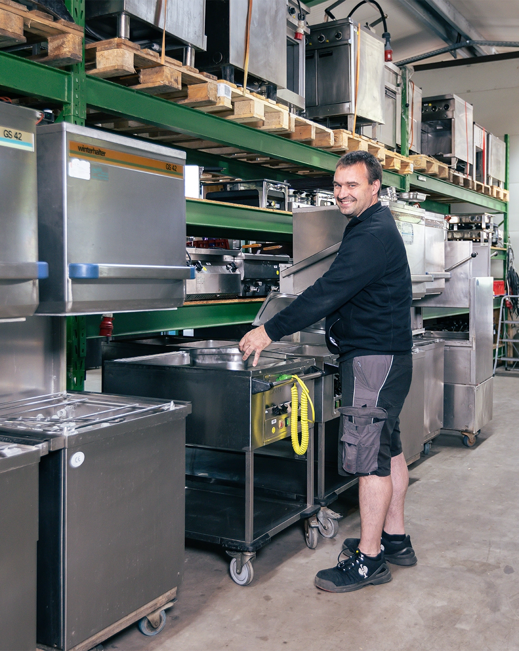 Ralf Borho bereitet Bain-Marie und Cateringtechnik im Spuelmaschinenlager für eine Veranstaltung vor